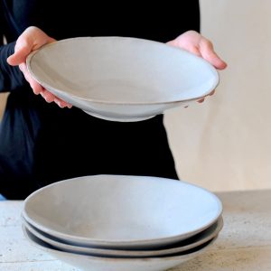 Assiette creuse blanche, céramique d’Ingrid Debard