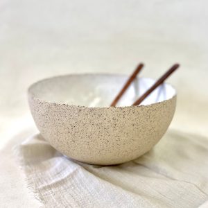 Bol blanc moucheté, céramique d’Ingrid Debard