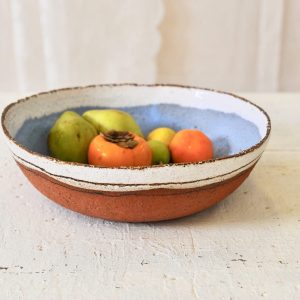 Bol bleu et argile rouge, céramique d’Ingrid Debard