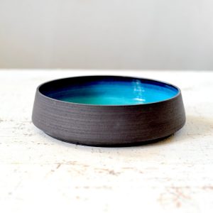 Bol noir et bleu lagon, céramique d’Ingrid Debard