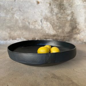 Grand bol noir, céramique d’Ingrid Debard