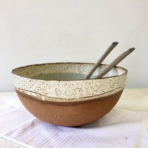 Grand bol terre et vert clair, céramique d’Ingrid Debard