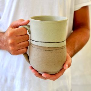 Grand mug crème, céramique d’Ingrid Debard