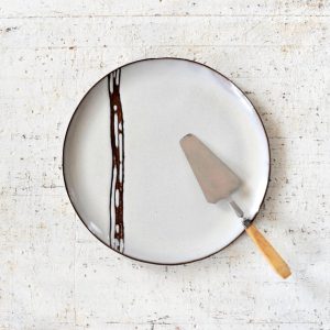 Grande assiette blanche, céramique d’Ingrid Debard