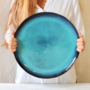 Grande assiette bleu lagon, céramique d’Ingrid Debard