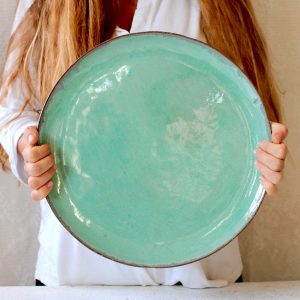 Grande assiette céladon, céramique d’Ingrid Debard