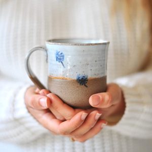 Mug aux fleurs bleues, céramique d’Ingrid Debard