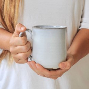 Mug blanc rustique, céramique d’Ingrid Debard