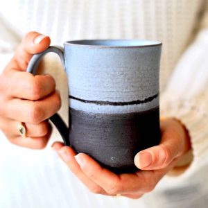 Mug bleu et noir, céramique d’Ingrid Debard