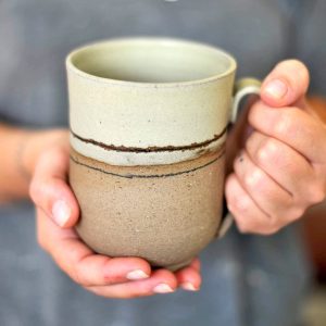Mug crème et grès, céramique d’Ingrid Debard