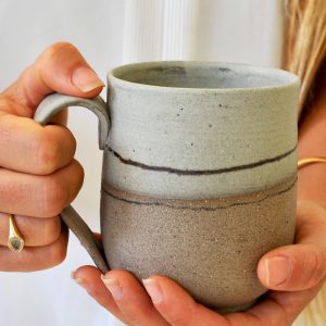 Mug crème et gris, céramique d’Ingrid Debard