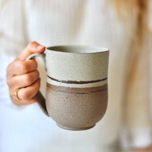 Mug crème et gris clair, céramique d’Ingrid Debard