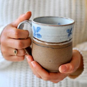 Mug fleurs bleues sur grès, céramique d’Ingrid Debard