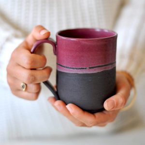 Mug framboise et noir, céramique d’Ingrid Debard