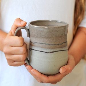 Mug gris à filets, céramique d’Ingrid Debard