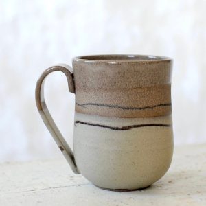 Mug gris et beige, céramique d’Ingrid Debard