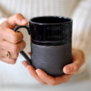 Mug noir, céramique d’Ingrid Debard
