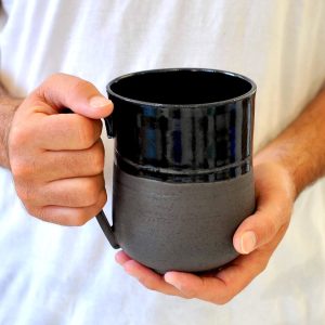 Mug noir brillant, céramique d’Ingrid Debard