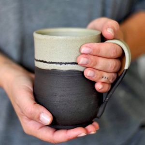 Mug noir et crème, céramique d’Ingrid Debard