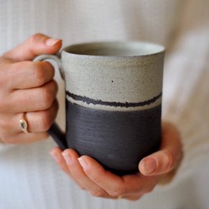 Mug sur argile noire, céramique d’Ingrid Debard