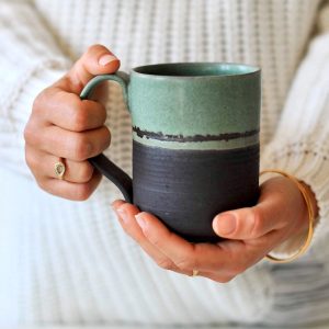 Mug vert et noir, céramique d’Ingrid Debard