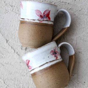 Petit mug fleuri, céramique d’Ingrid Debard