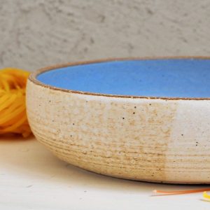 Plat creux bleu et crème, céramique d’Ingrid Debard
