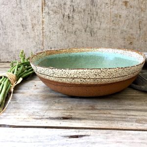 Plat creux vert et terre, céramique d’Ingrid Debard