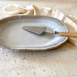 Plat de service blanc, céramique d’Ingrid Debard