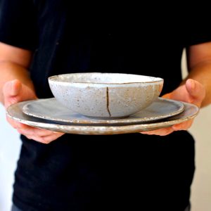 Service d’assiettes, céramique d’Ingrid Debard