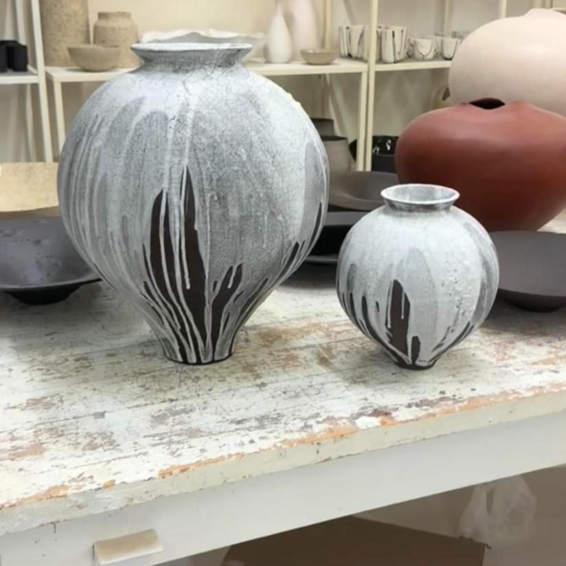 Jarres lune à coulures blanches sur la table de l’atelier