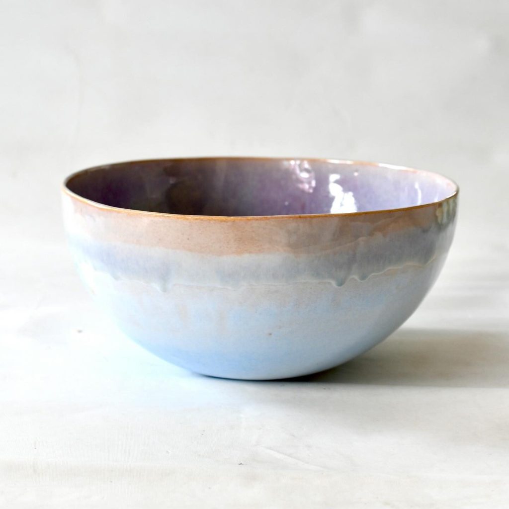 Bol aux émaux lilas et bleu pâle