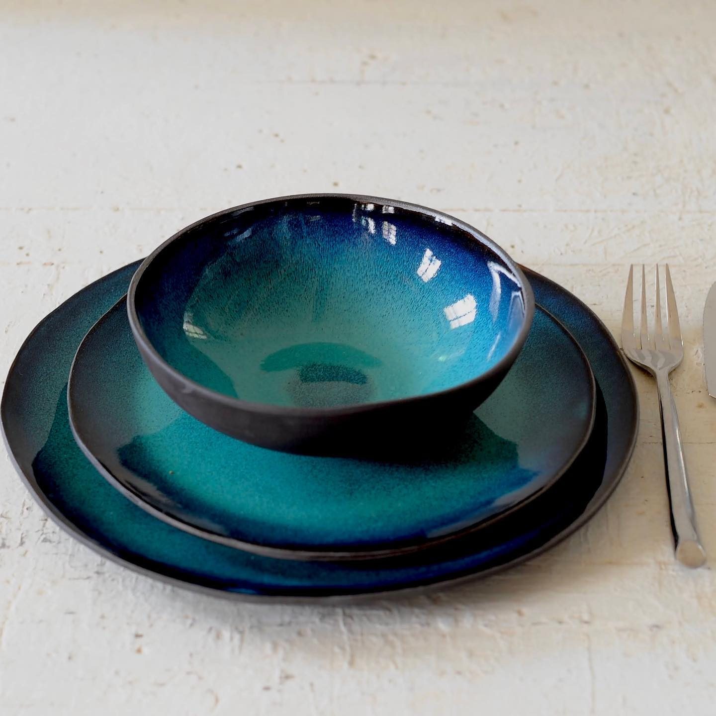 Bol et assiettes en grès noir, émail turquoise