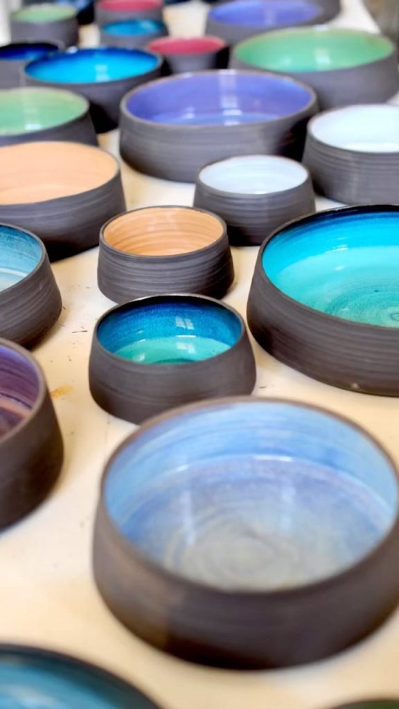 Bols en grès noir aux intérieurs émaillés de couleur