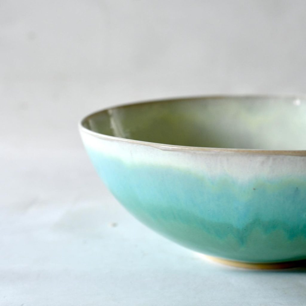 Détail d’un bol aux émaux vert d’eau