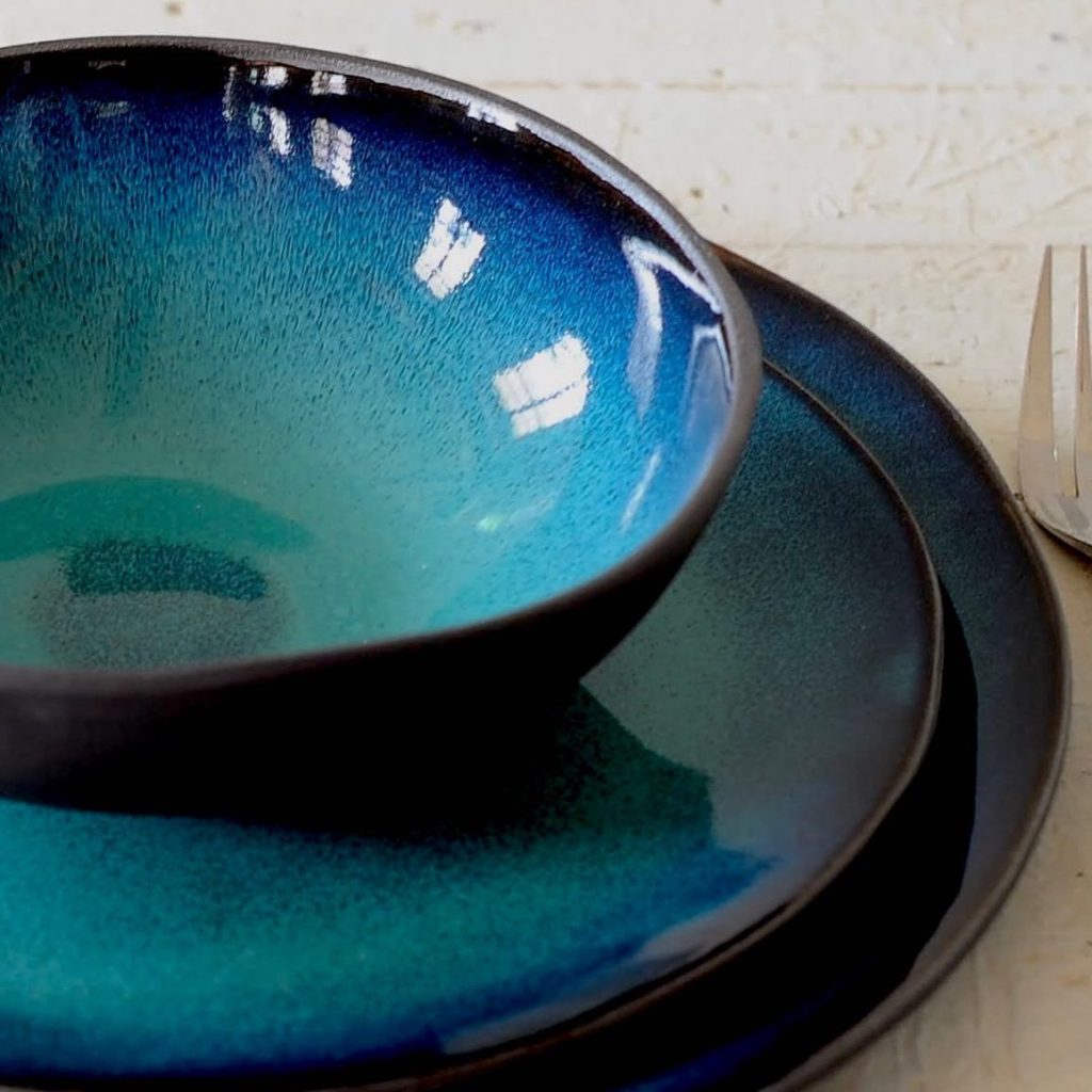 Détail d’un bol en grès noir à l’émail turquoise