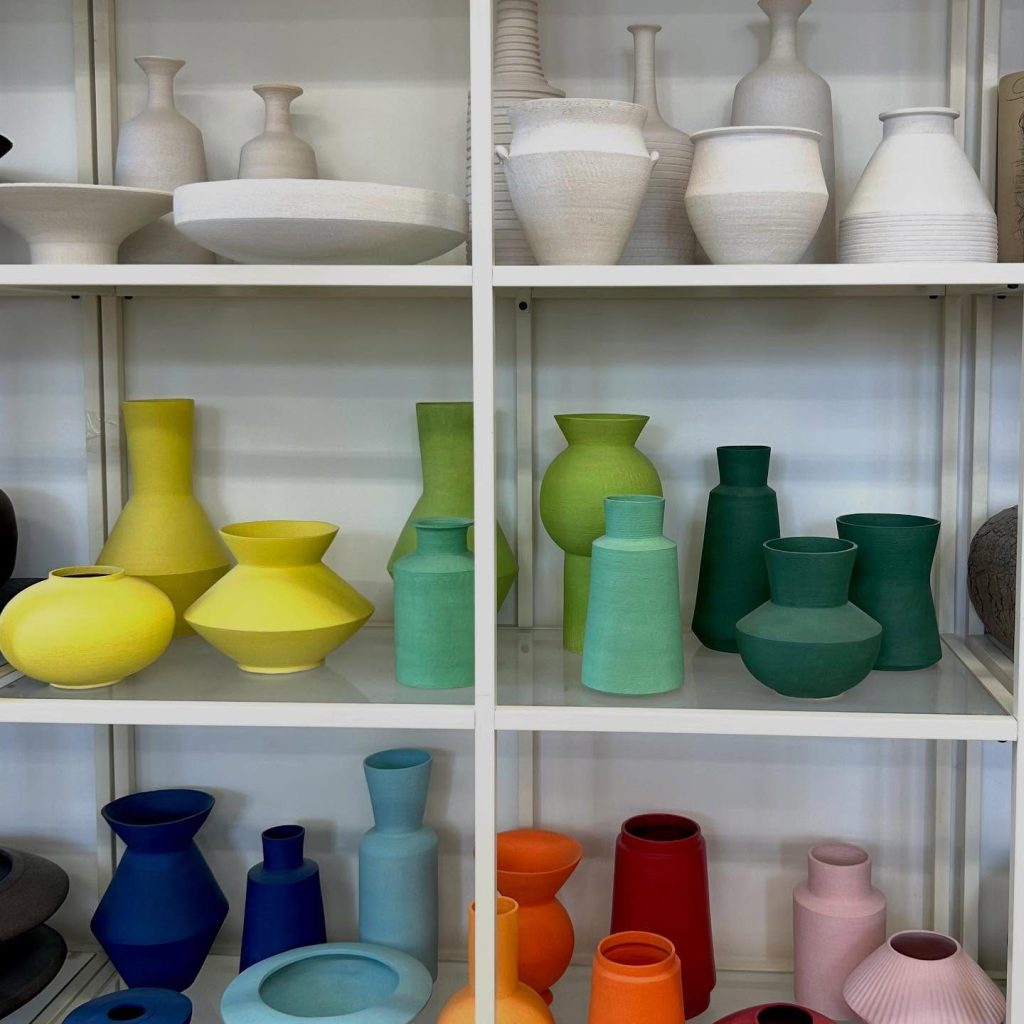 Étagère de vases mats classés par couleur