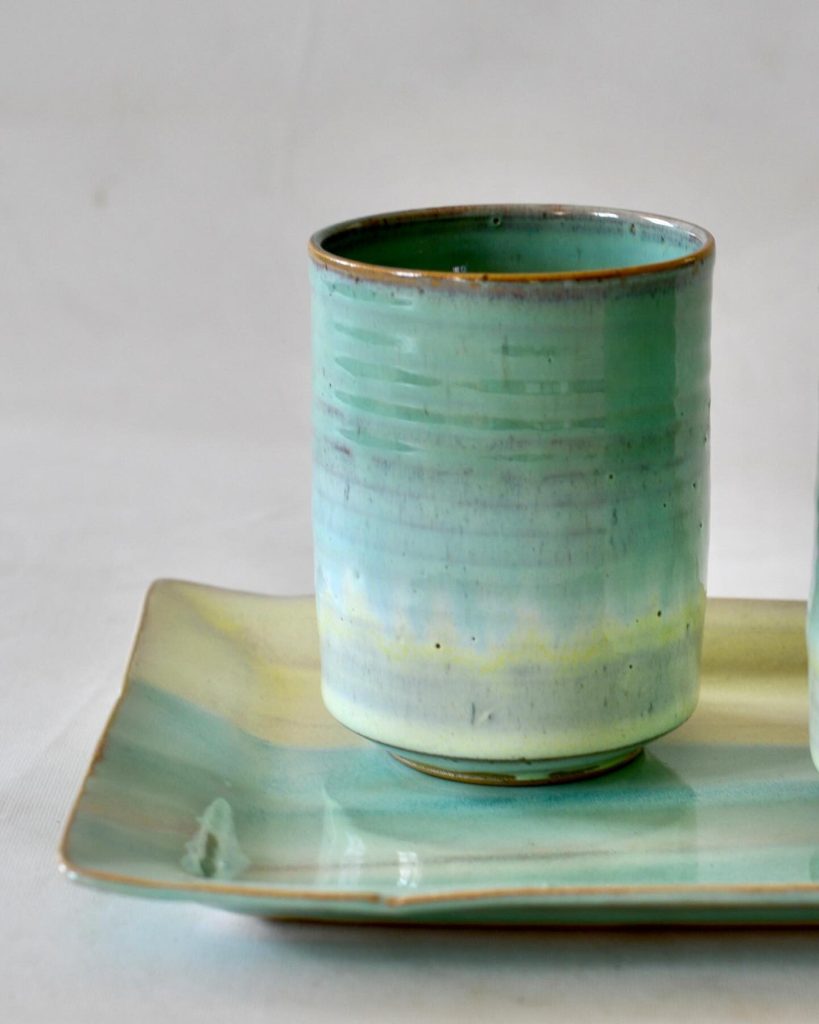 Gobelet vert d’eau sur son plateau