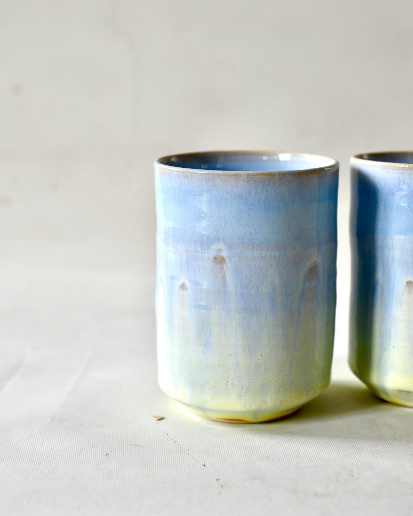 Gobelets aux émaux bleu et jaune pâle