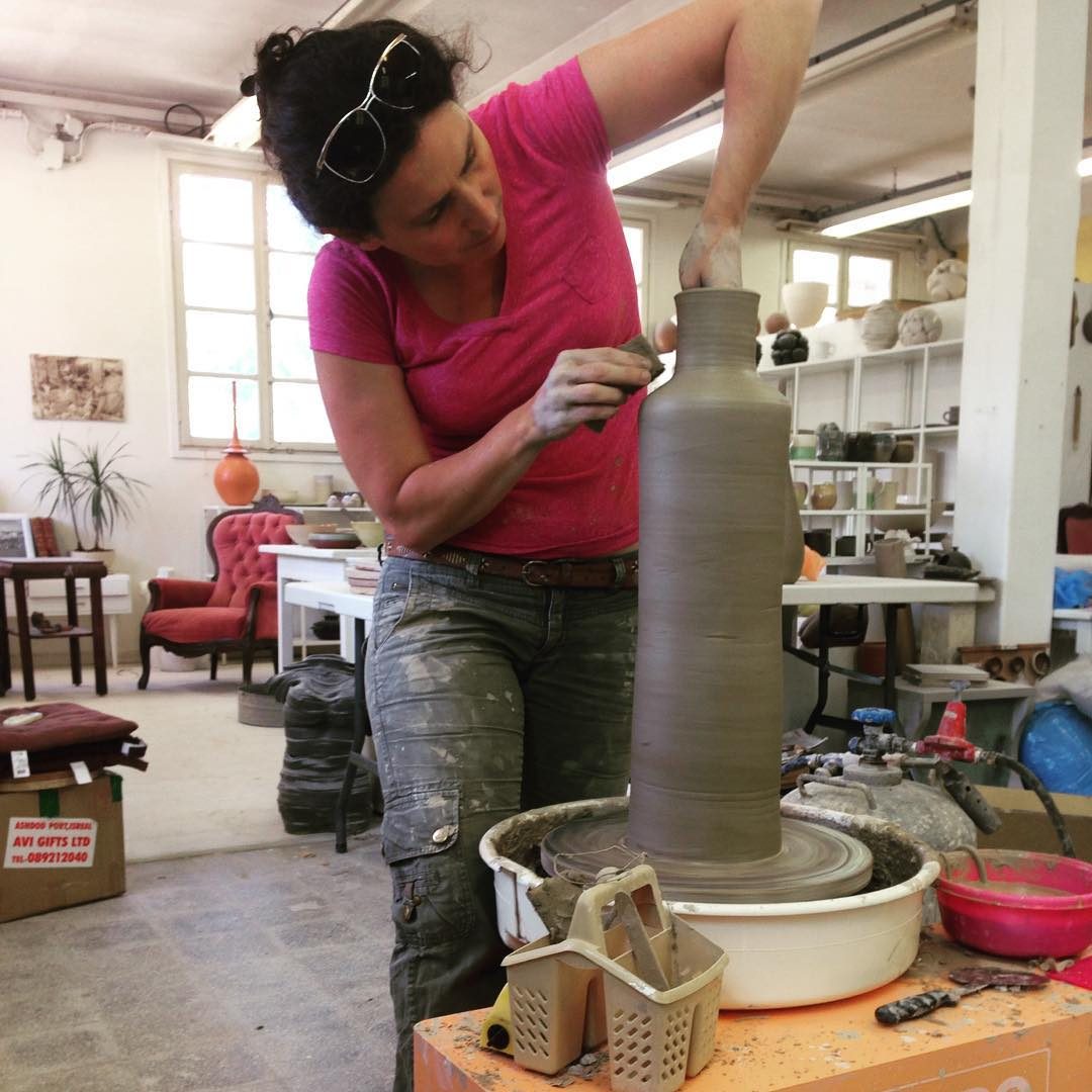 Ingrid Debard monte un grand vase au tour