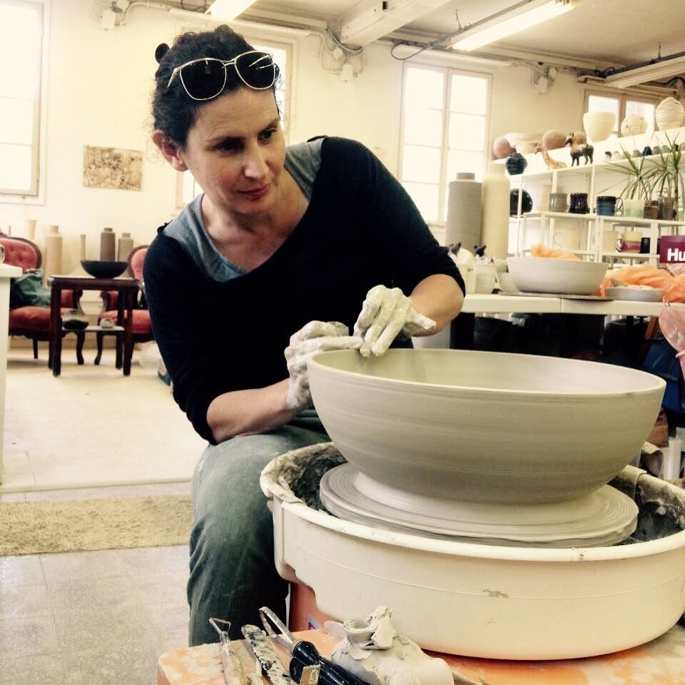 Ingrid Debard tourne un grand bol
