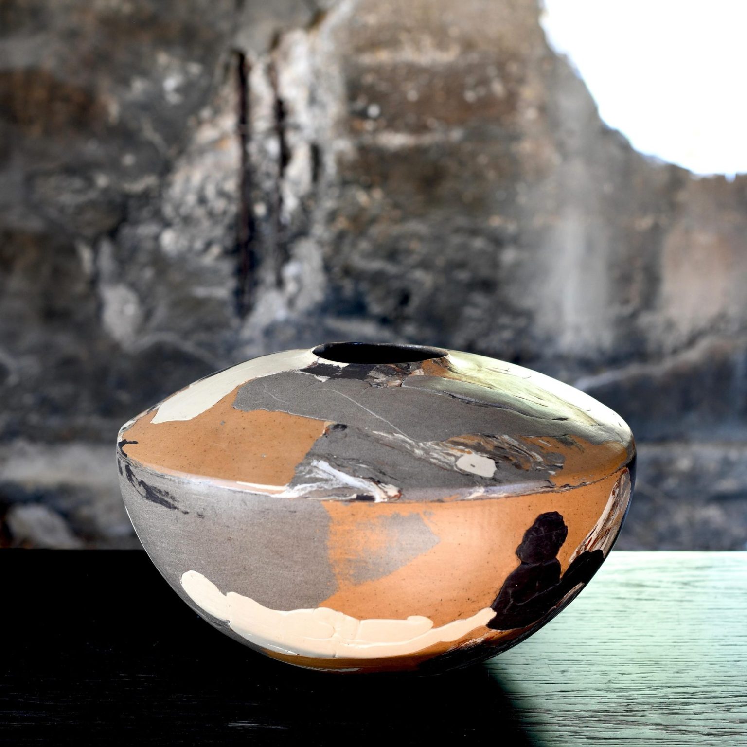 Jarre basse en terres grise, ocre et noire