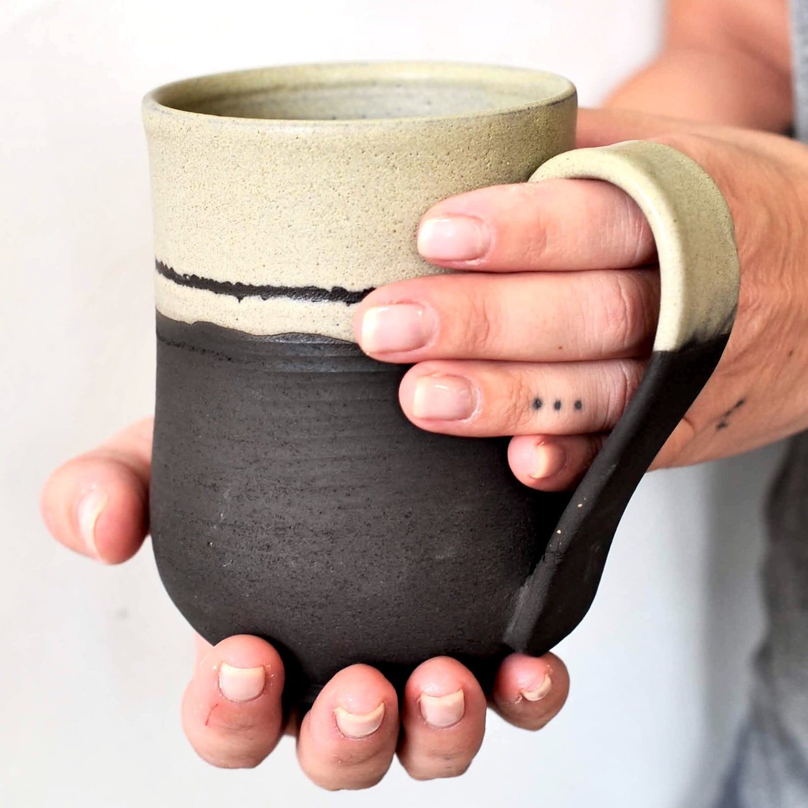 Mug noir et crème, autre vue