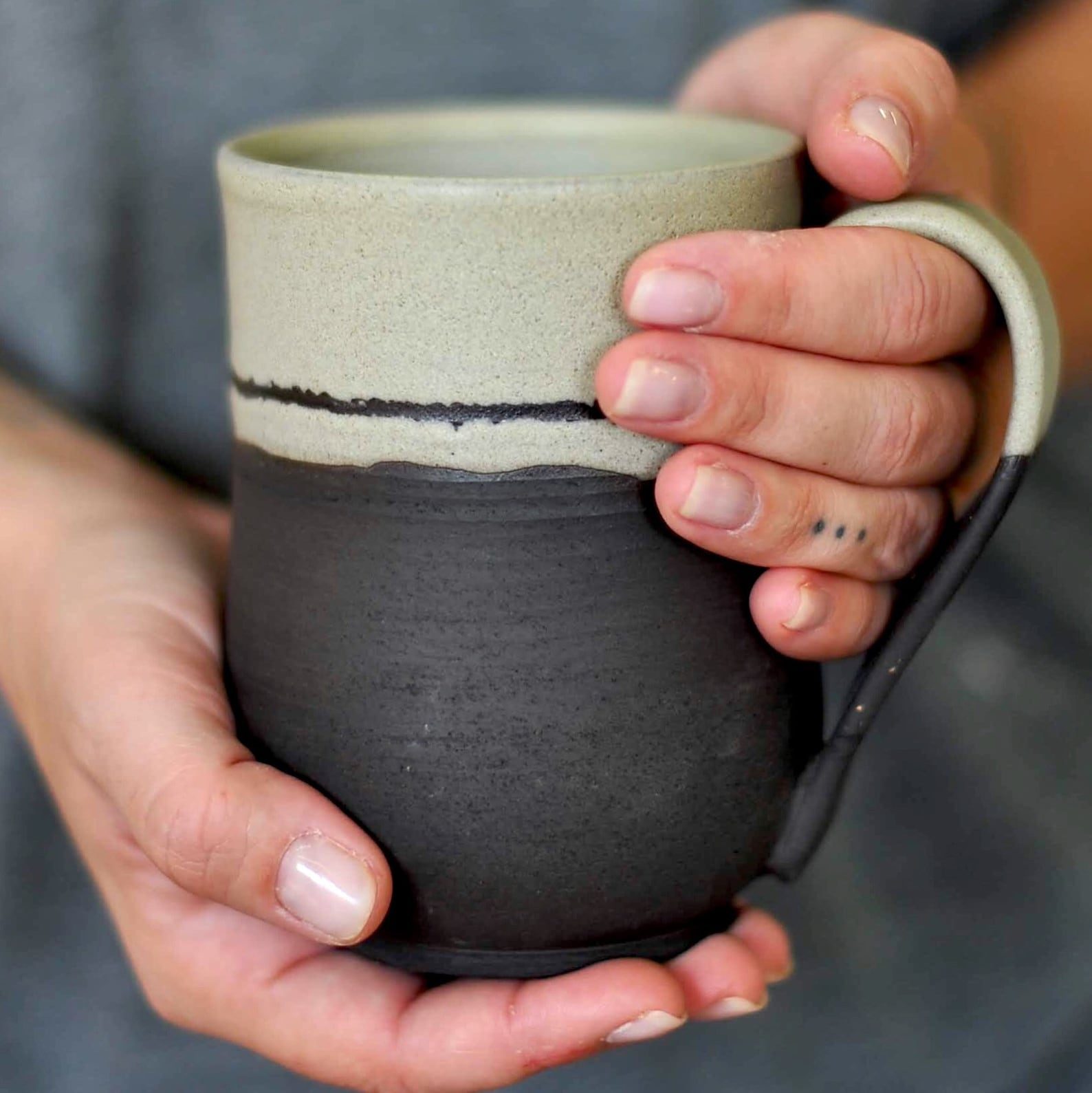 Mug noir et crème, autre vue