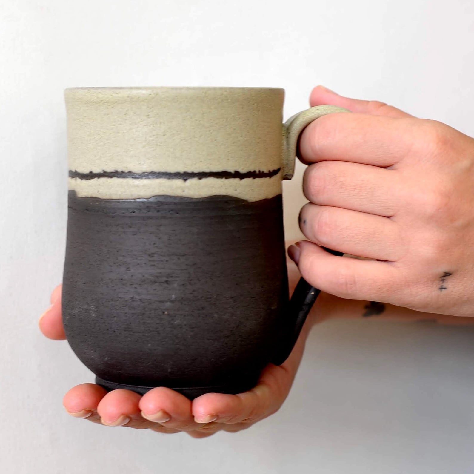 Mug noir et crème, autre vue