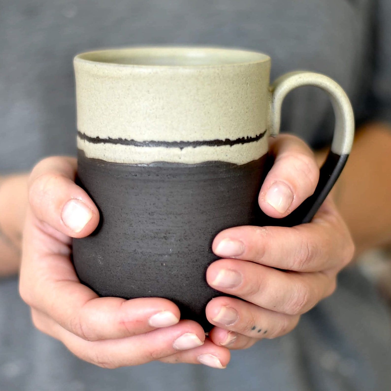 Mug noir et crème, autre vue