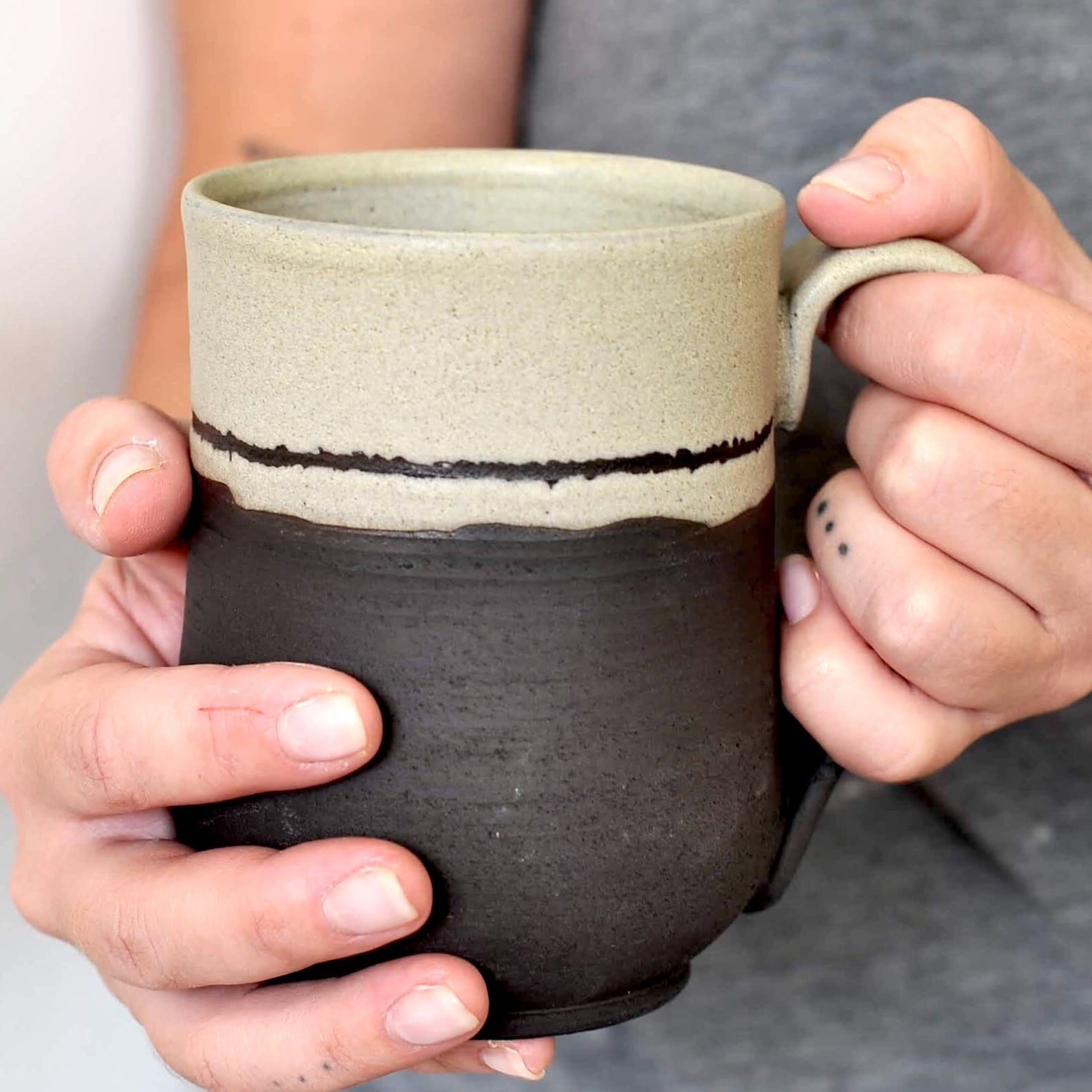 Mug noir et crème, autre vue