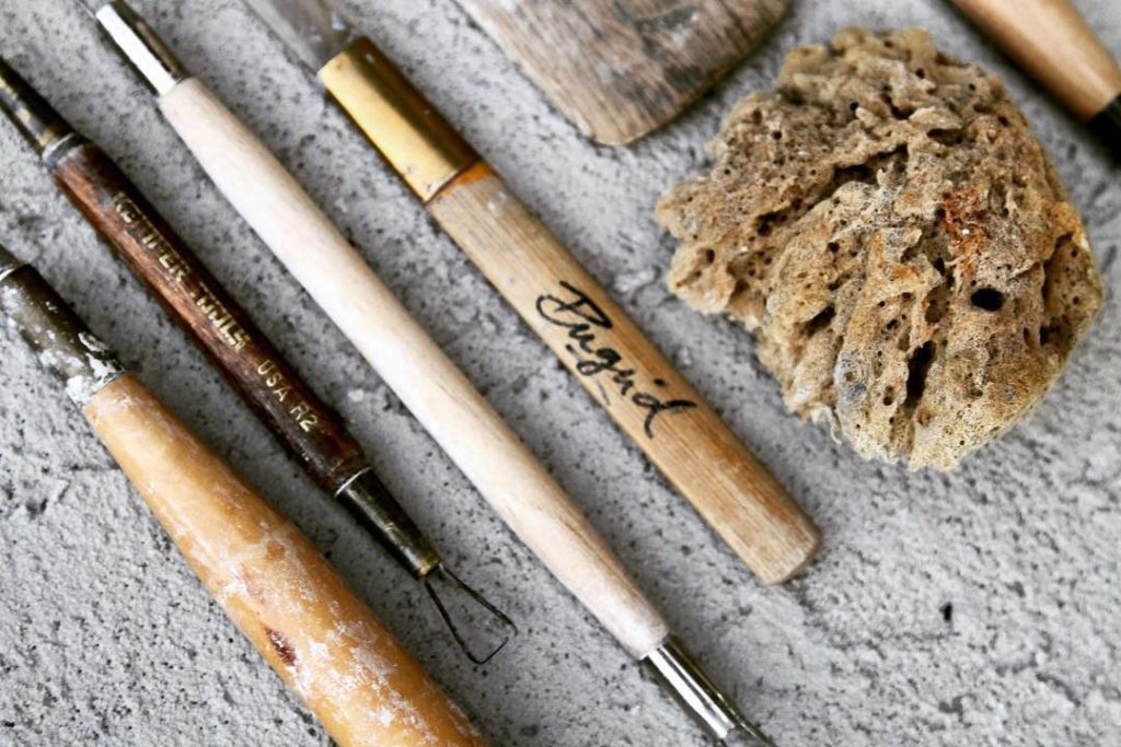 Outils de potier signés Ingrid
