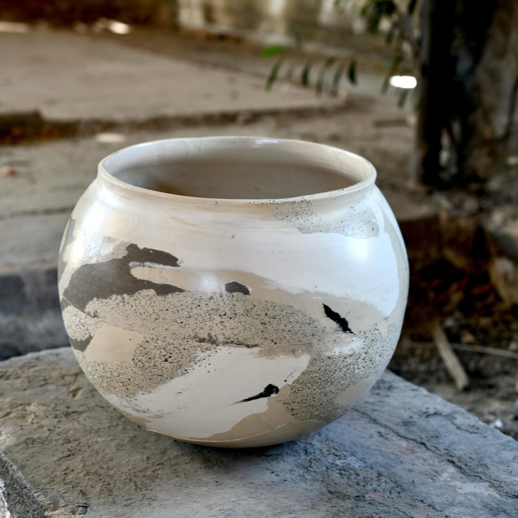 Pot rond en terres blanche et grise