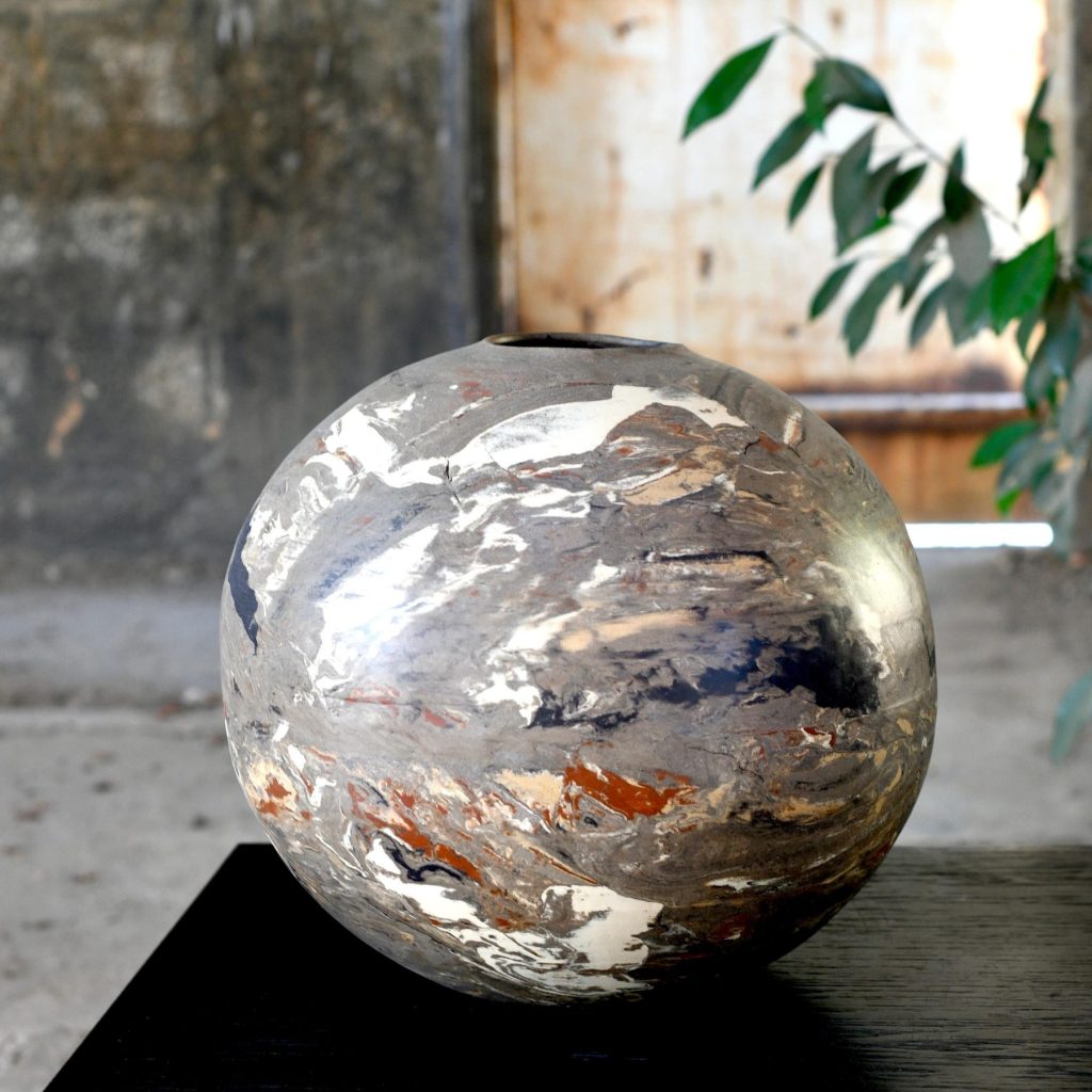Sphère en terres marbrées
